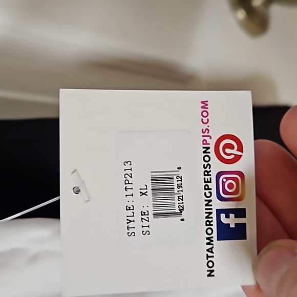 5 More Minutes Juniors Red Sequin What The Elf? Black Sleeve Red Top Holiday XL - Picture 6 of 10